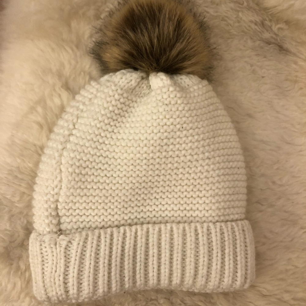 Cute white winter hat, Never worn!